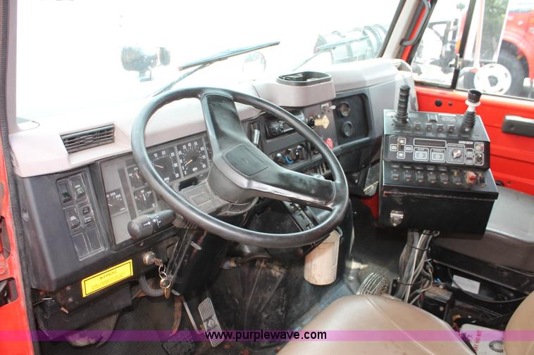 image for item I8030 1999 International 4900 dump truck