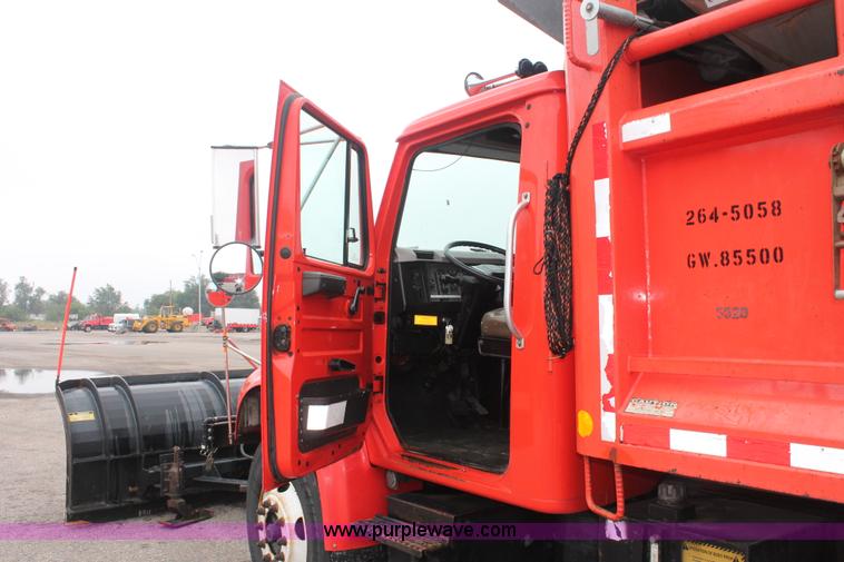 image for item I8031 1999 International 4900 dump truck