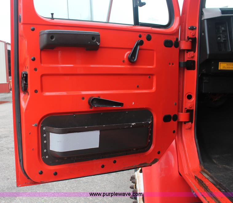 image for item I8031 1999 International 4900 dump truck