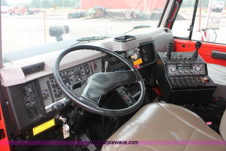 image for item I8031 1999 International 4900 dump truck