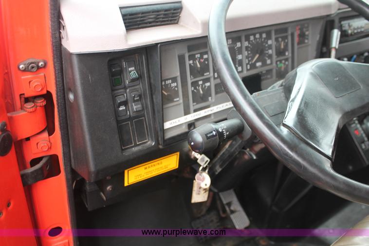 image for item I8031 1999 International 4900 dump truck