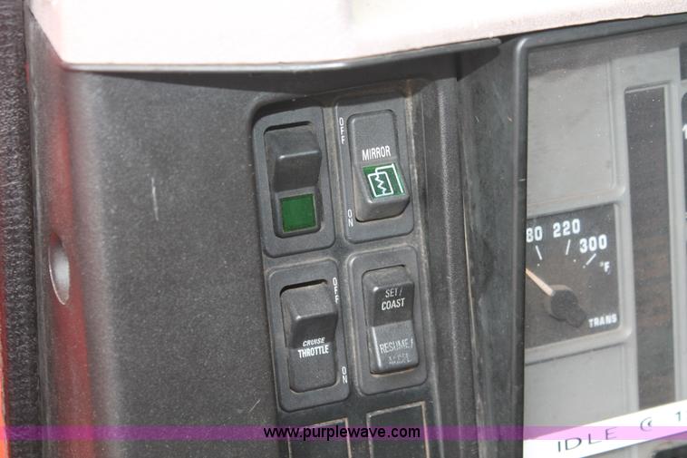 image for item I8031 1999 International 4900 dump truck