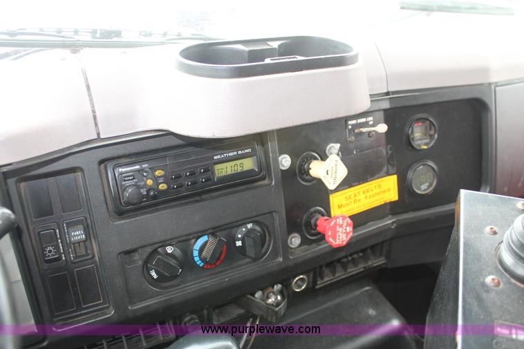 image for item I8031 1999 International 4900 dump truck