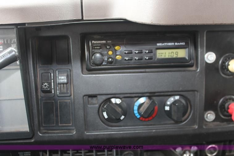 image for item I8031 1999 International 4900 dump truck