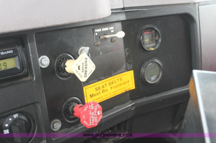 image for item I8031 1999 International 4900 dump truck