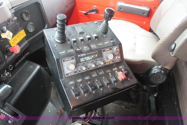 image for item I8031 1999 International 4900 dump truck