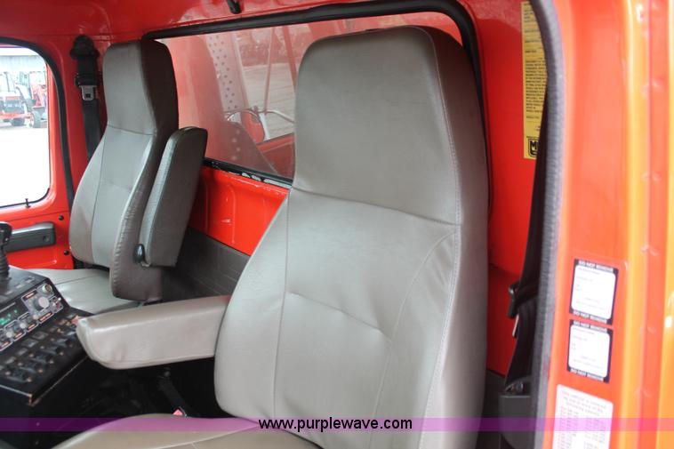 image for item I8031 1999 International 4900 dump truck