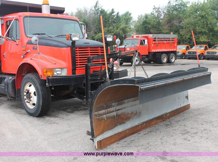 image for item I8031 1999 International 4900 dump truck