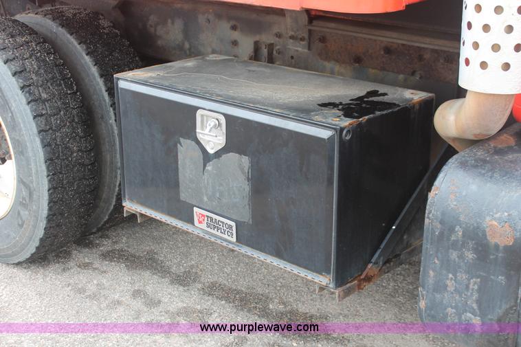 image for item I8031 1999 International 4900 dump truck