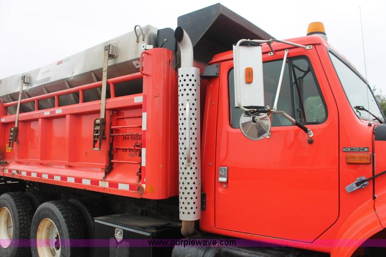 image for item I8031 1999 International 4900 dump truck