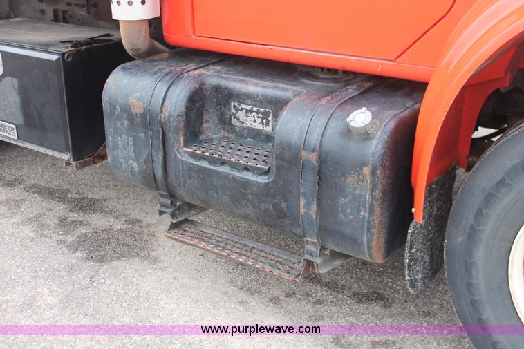 image for item I8031 1999 International 4900 dump truck