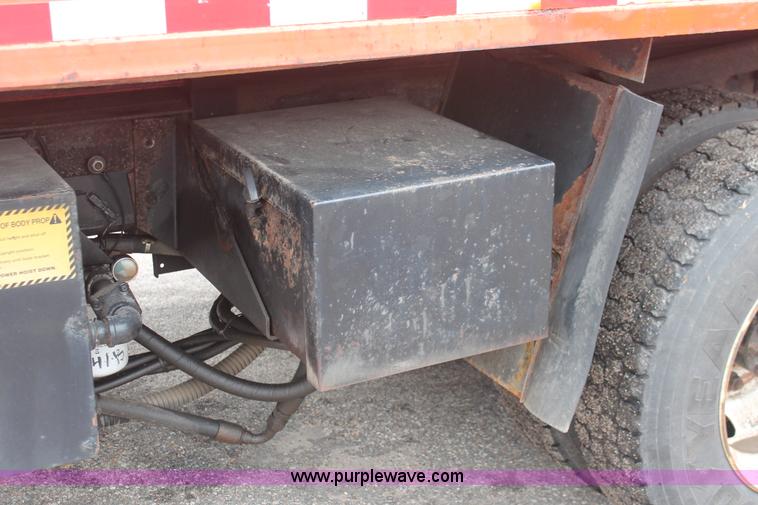 image for item I8031 1999 International 4900 dump truck