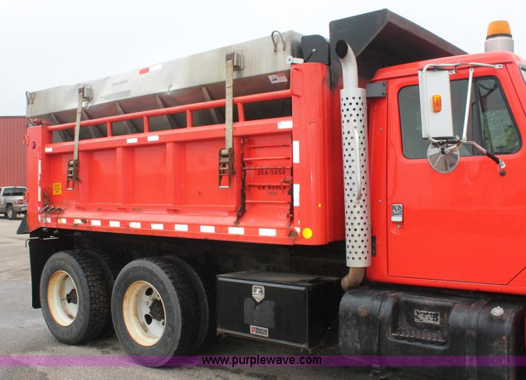 image for item I8031 1999 International 4900 dump truck