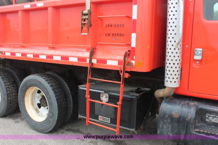 image for item I8031 1999 International 4900 dump truck