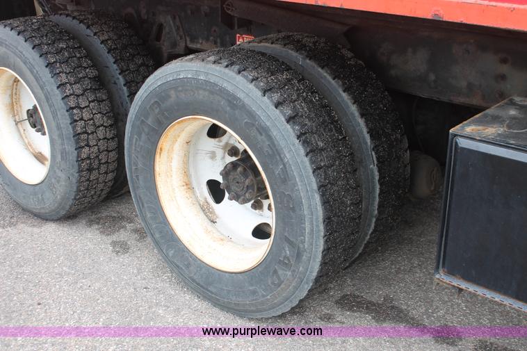 image for item I8031 1999 International 4900 dump truck