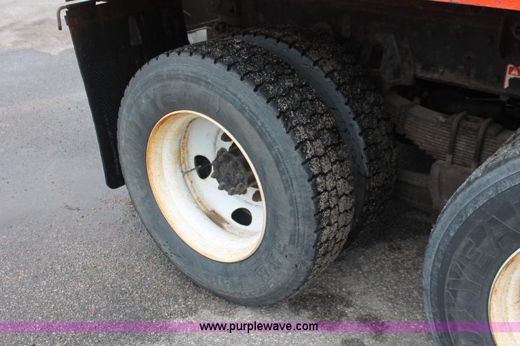 image for item I8031 1999 International 4900 dump truck