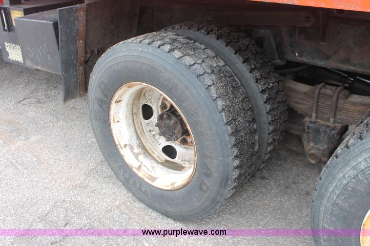 image for item I8031 1999 International 4900 dump truck