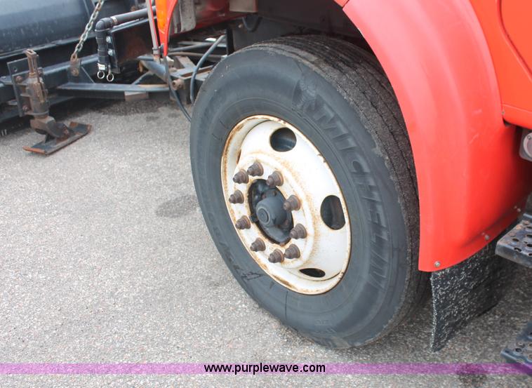 image for item I8031 1999 International 4900 dump truck