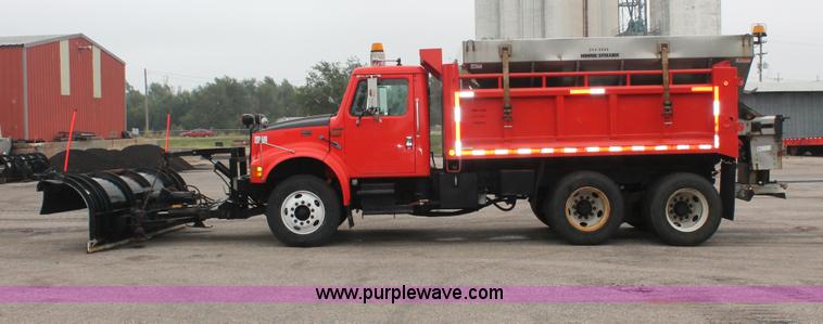 image for item I8032 1999 International 4900 dump truck