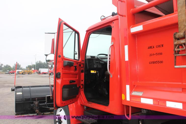 image for item I8032 1999 International 4900 dump truck