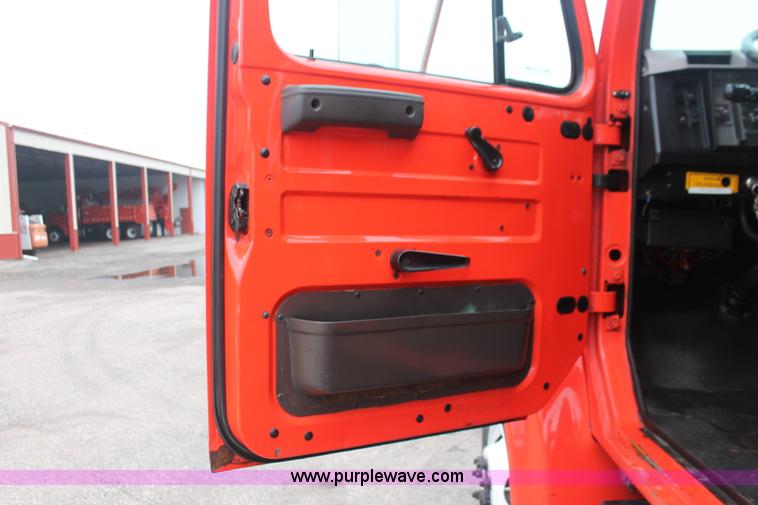 image for item I8032 1999 International 4900 dump truck