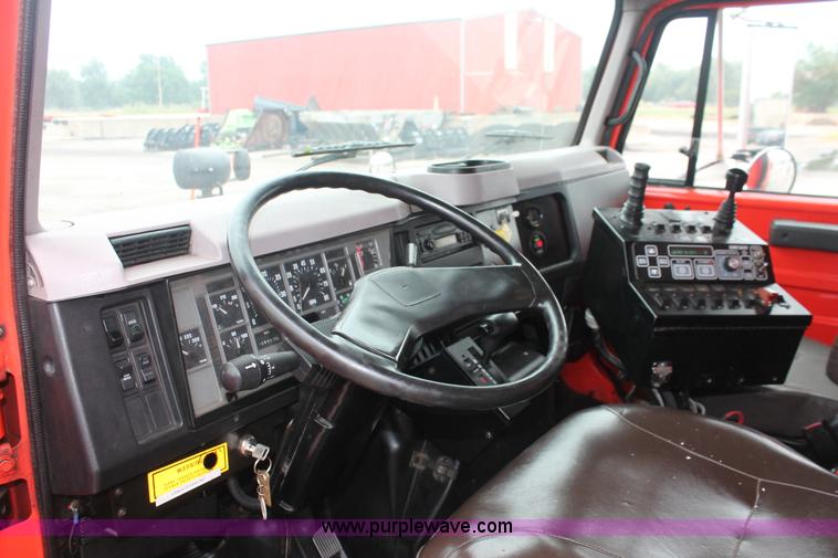 image for item I8032 1999 International 4900 dump truck