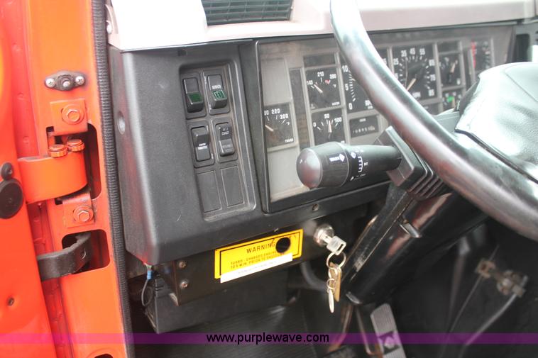 image for item I8032 1999 International 4900 dump truck