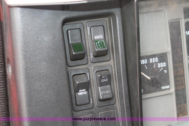 image for item I8032 1999 International 4900 dump truck