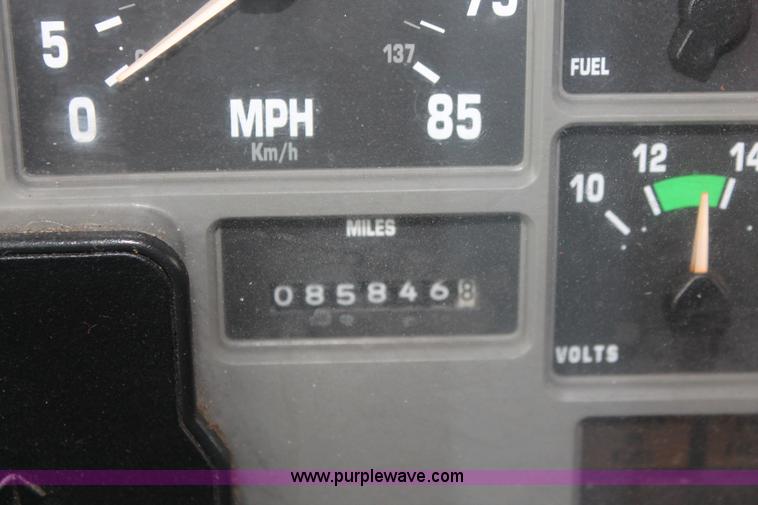 image for item I8032 1999 International 4900 dump truck