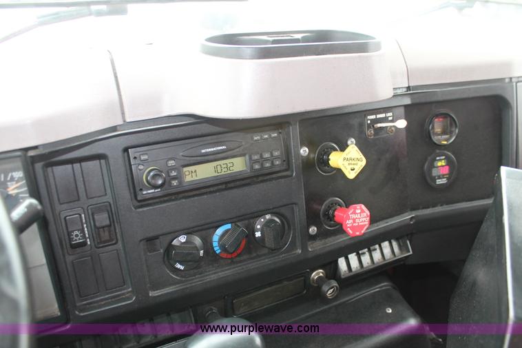 image for item I8032 1999 International 4900 dump truck