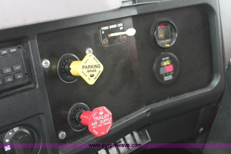 image for item I8032 1999 International 4900 dump truck