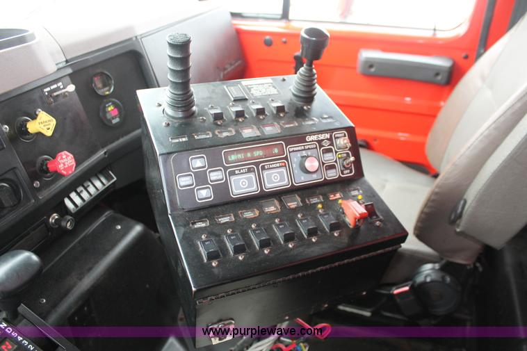 image for item I8032 1999 International 4900 dump truck