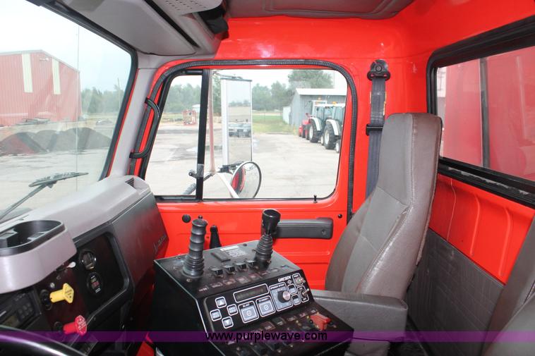 image for item I8032 1999 International 4900 dump truck