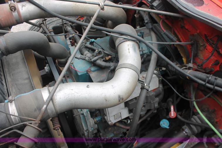 image for item I8032 1999 International 4900 dump truck