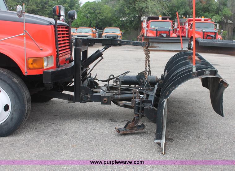 image for item I8032 1999 International 4900 dump truck