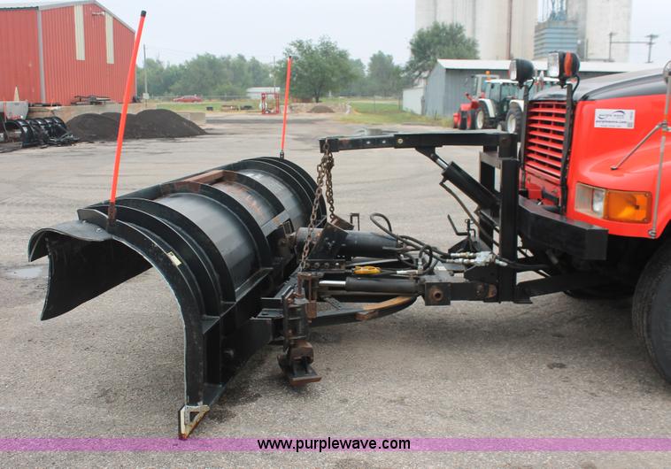 image for item I8032 1999 International 4900 dump truck