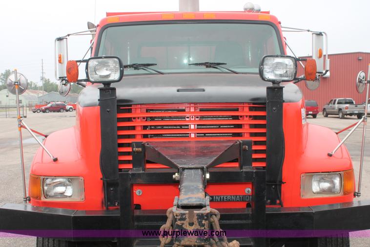 image for item I8032 1999 International 4900 dump truck
