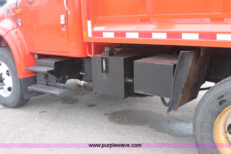 image for item I8032 1999 International 4900 dump truck