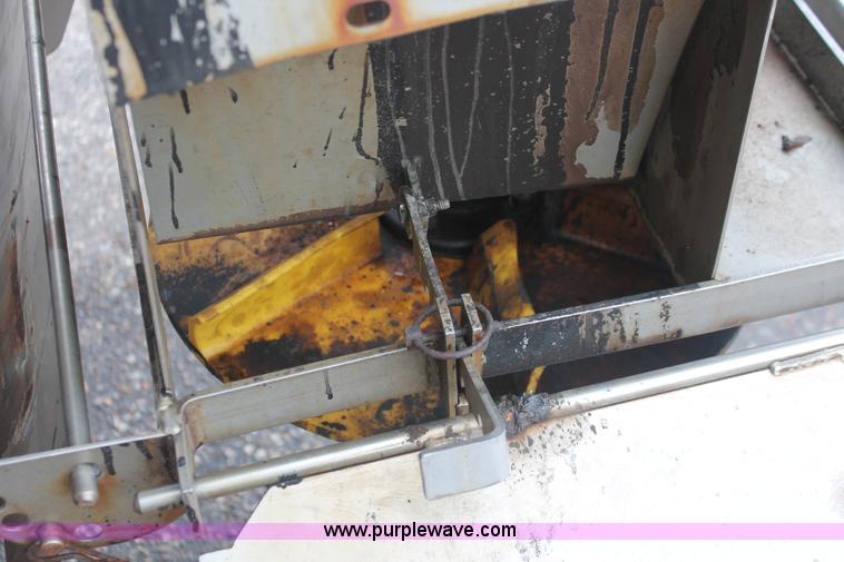 image for item I8032 1999 International 4900 dump truck