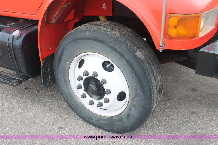 image for item I8032 1999 International 4900 dump truck