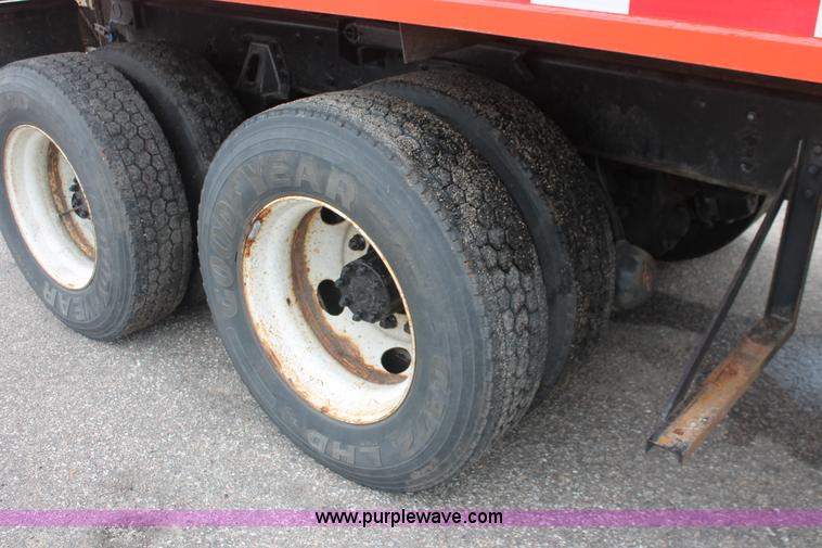 image for item I8032 1999 International 4900 dump truck