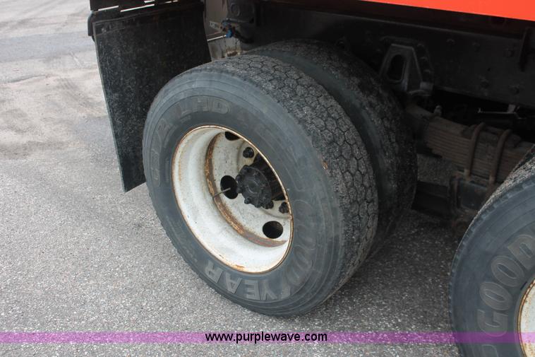 image for item I8032 1999 International 4900 dump truck