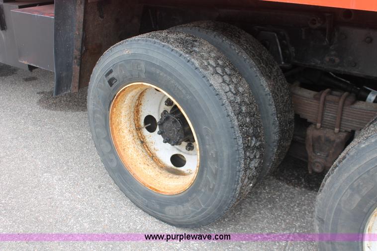 image for item I8032 1999 International 4900 dump truck