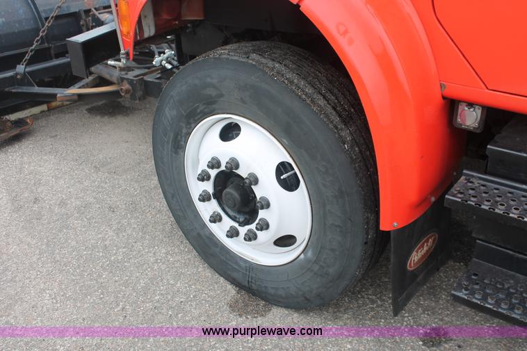 image for item I8032 1999 International 4900 dump truck