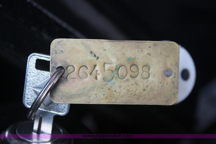 image for item I8032 1999 International 4900 dump truck