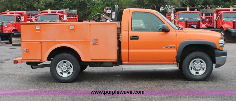 image for item I8033 2002 Chevrolet 2500 utility truck