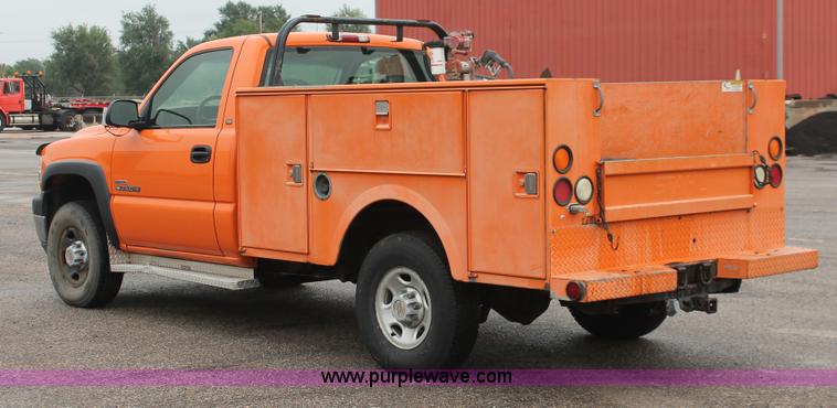 image for item I8033 2002 Chevrolet 2500 utility truck