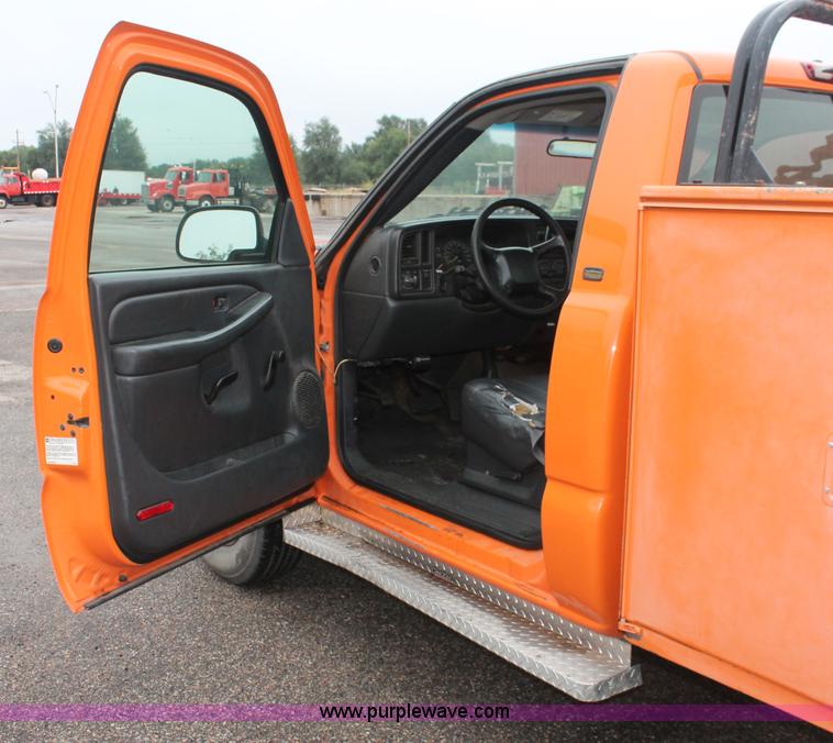 image for item I8033 2002 Chevrolet 2500 utility truck