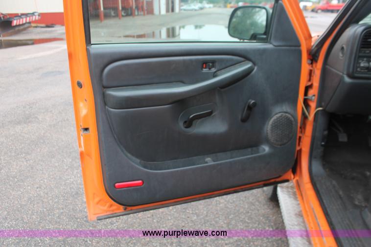 image for item I8033 2002 Chevrolet 2500 utility truck