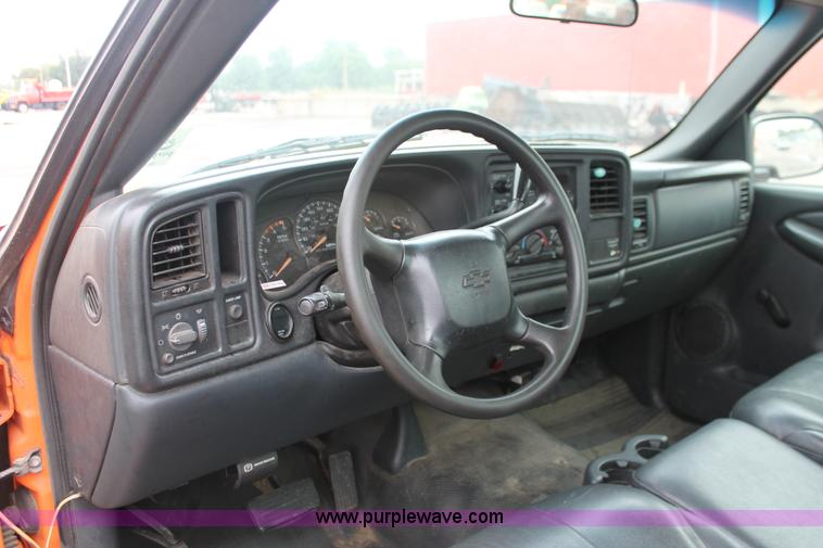 image for item I8033 2002 Chevrolet 2500 utility truck